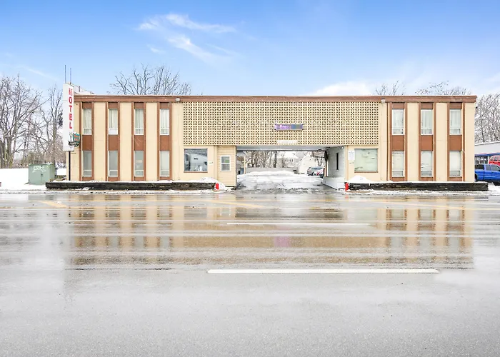 Oyo Downtown I-74 Hotel 2*