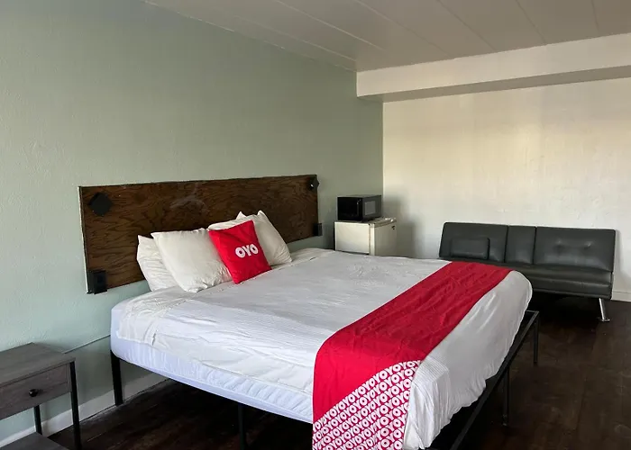 Oyo Downtown I-74 Hotel 2*
