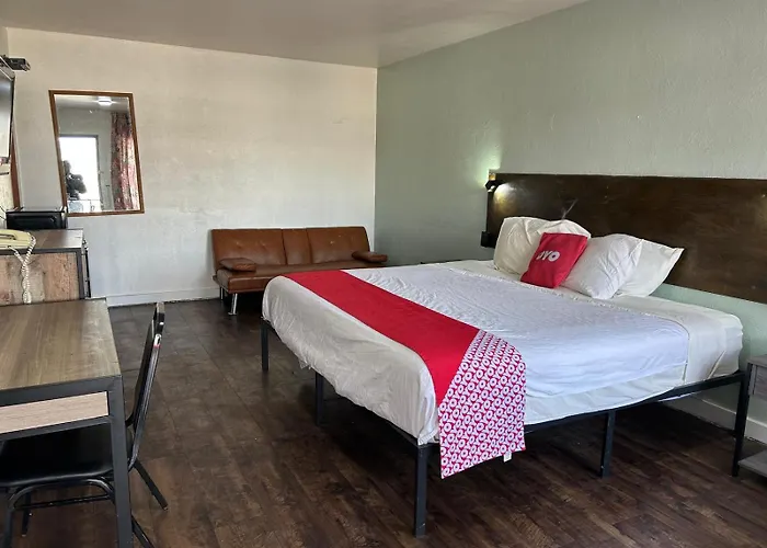 Oyo Downtown I-74 Hotel Peoria