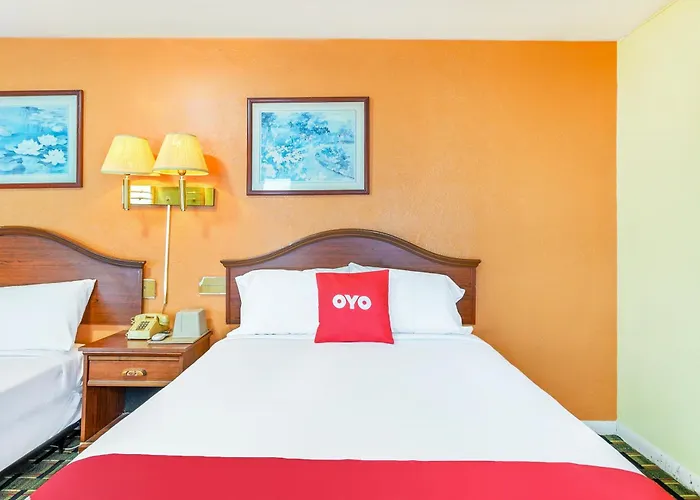 Oyo Downtown I-74 Hotel