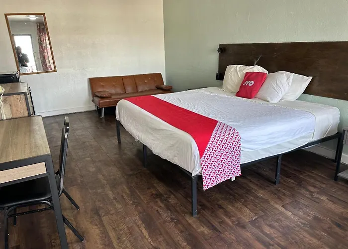 Oyo Downtown I-74 Hotel