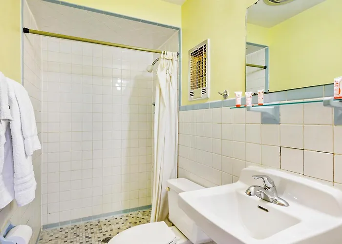 Oyo Downtown I-74 Hotel 2*