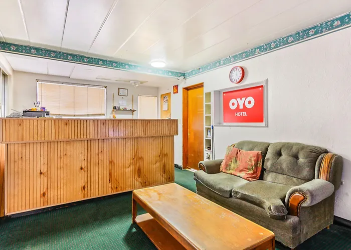 Oyo Downtown I-74 Hotel