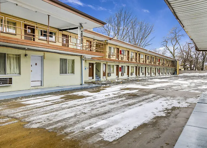 Oyo Downtown I-74 Hotel 2*
