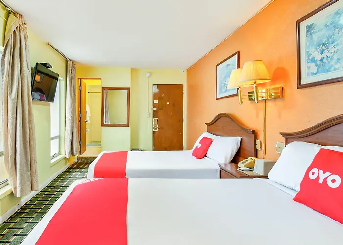 Oyo Downtown I-74 Hotel 2*