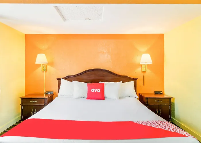 Oyo Downtown I-74 Hotel