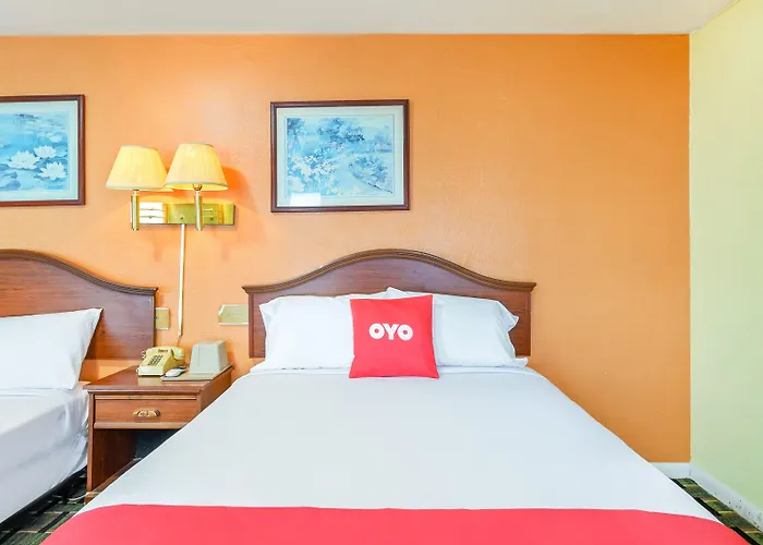 Oyo Downtown I-74 Hotel 2*