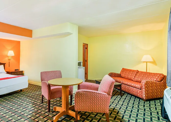 Oyo Downtown I-74 Hotel 2*