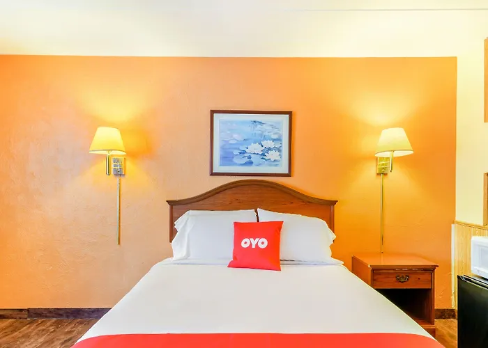 Oyo Downtown I-74 Hotel