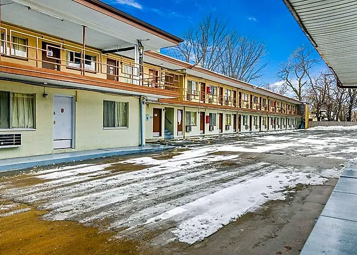 Oyo Downtown I-74 Hotel