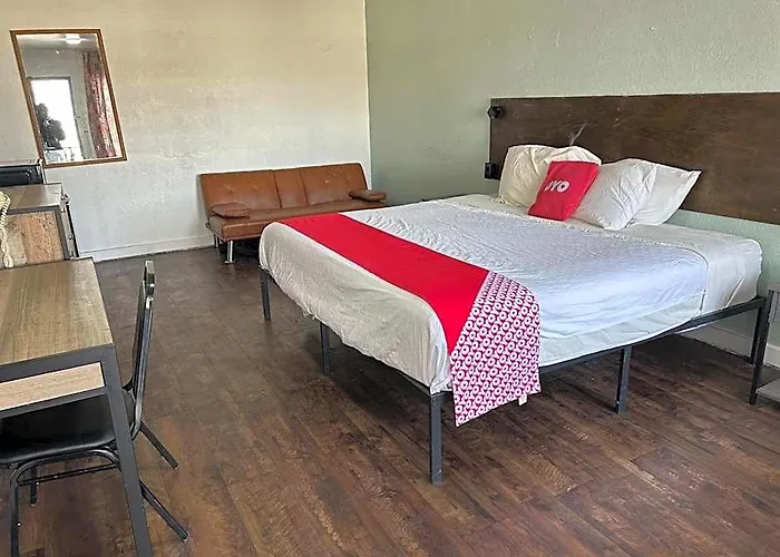 Oyo Downtown I-74 Hotel