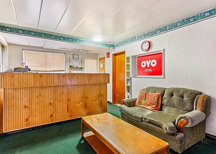 Oyo Downtown I-74 Hotel 2*