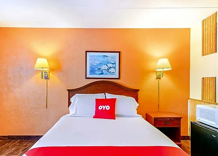 Oyo Downtown I-74 Hotel 2*