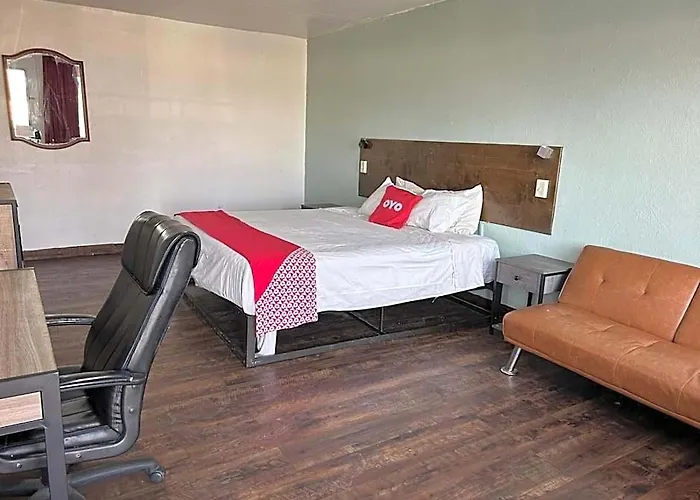 Oyo Downtown I-74 Hotel