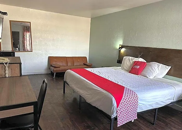 Hotel Oyo Downtown I-74 Peoria