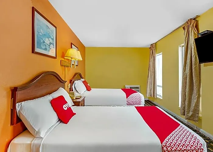 Oyo Downtown I-74 Hotel 2*